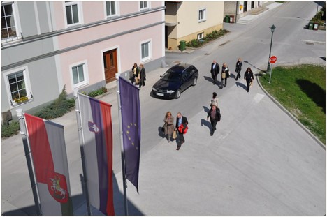 Gostje so se sprehodili po Zgornjem trgu v Šentjurju.